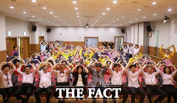 한국보훈복지의료공단 대전보훈요양원은 23일 바로크윈드오케스트라와 포레스트합창단이 주관해 다문화공동체와 함께하는 보훈콘서트 사랑의 하모니 음악회를 열었다./대전보훈요양원