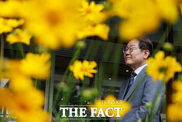 이재명 더불어민주당 대통령 후보가 고 노무현 전 대통령의 서거 16주기를 맞아 노무현의 강물 여정을 이으려 한다며 그의 정치적 유산 계승을 다짐했다. /배정한 기자