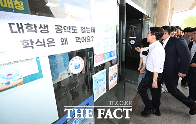 이준석 개혁신당 대선 후보가 학식 정치를 내세우며 청년층 공략에 나섰다. 다만 실질적인 청년 정책은 뚜렷하지 않다는 비판이 제기된다. /인천=박헌우 기자