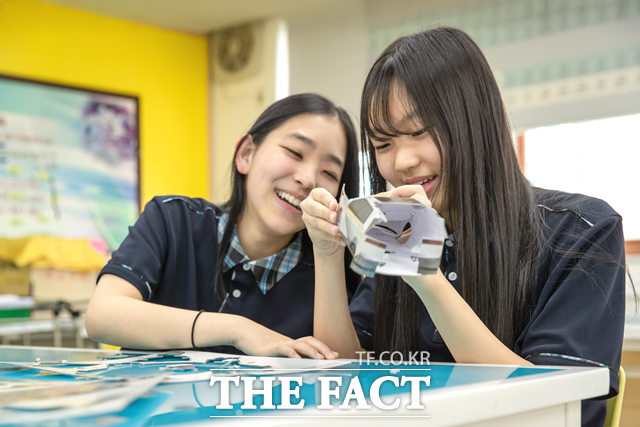 현대자동차는 26일부터 미래 모빌리티 산업 인재 육성 프로그램 미래모빌리티학교 2025년 2학기 참가 학교를 모집한다. 푸른중학교 학생들이 수업에 참여하는 모습. /현대자동차