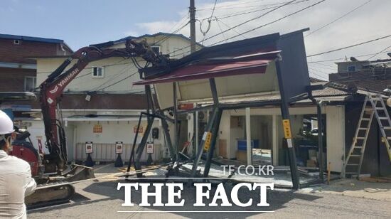 경기 파주시 관계자들이 22일 연풍리 성매매집결지 불법 업소의 유리방을 철거하고 있다./파주