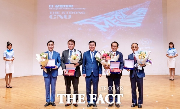 충남대학교가 23일 개교 73주년을 맞아 모교의 명예와 위상을 드높인 동문 6명을 선정해 ‘제7회 충대를 빛낸 동문상’을 시상했다. 사진 왼쪽부터 이택구, 문성식, 김정겸 총장, 김현묵,박균익. /충남대학교