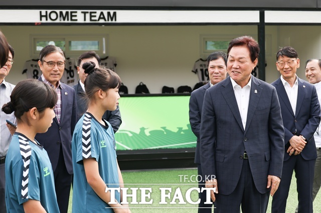 박완수 경남도지사가 23일 제54회 전국소년체육대회 사전경기가 열리는 창녕스포츠파크를 방문해 진주여중 축구부 선수들을 격려하고 있다./경남도