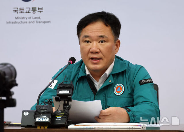 백원국 국토교통부 제2차관이 23일 오전 광명·서울 고속도로 민간투자사업 건설현장을 찾아 우기철 대응·지반침하 방지 등 안전관리 상황을 점검했다. /뉴시스