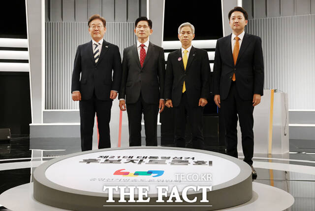 23일 서울 영등포구 KBS본관 스튜디오에서 열린 중앙선거방송토론위원회 주관 제21대 대통령선거 2차 후보자토론회 시작에 앞서 이재명 더불어민주당(왼쪽부터), 김문수 국민의힘, 이준석 개혁신당, 권영국 민주노동당 후보가 기념촬영을 하고 있다. /국회사진기자단