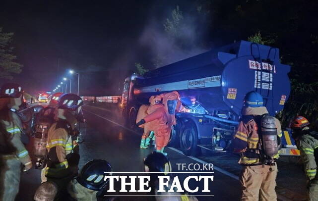 22일 오후 7시 25분쯤 충남 예산군 신풍면 화흥리 인근 대전-당진고속도로 당진 방향에서 염산을 운송하던 탱크로리 차량에서 화학물질이 누출되는 사고가 발생해 소당당국이 처리하고 있다. /공주소방서