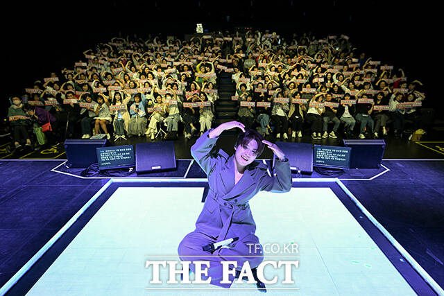 가수 김기태가 23일 오후 서울 서대문구 이화여자대학교 ECC 영산극장에서 열린 I.CON: FANNSTAR CONCERT(아이콘: 팬앤스타 콘서트)에서 팬들과 기념촬영을 하고 있다. /서예원 기자