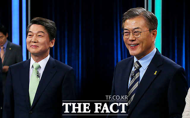 제19대 대선 후보 3차 TV토론회에서 안철수 국민의당 후보는 말 한마디로 부정적 이미지가 굳어져 지지율에 직격타를 입었다. 왼쪽부터 안 후보, 더불어민주당 문재인 대선 후보. /더팩트DB