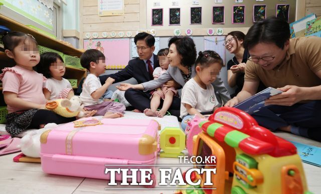 김문수 국민의힘 대선 후보와 설난영 여사, 딸 김동주 씨, 사위가 22일 오후 경기 광명시 한 어린이집에 방문해 어린이들을 만나고 있다. /남윤호 기자