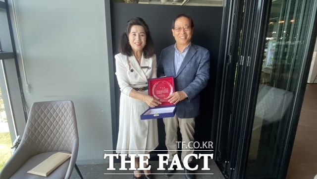 23일 정은영 충남교육청 초등특수교육과장이 김기찬 교수(오른쪽)에게 도내 저소득층 학생을 위한 장학금 기탁에 댜한 감사패를 전달하고 있다. /충남교육청