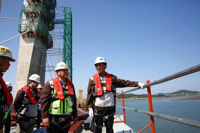 김승모 한화 건설부문 대표이사가 지난 22일 인천 중구 중산동과 서구 청라동을 잇는 영종~청라 연결도로(제3연륙교)현장을 방문해 안전 시설물 설치 상태 등을 점검했다. /한화 건설부문