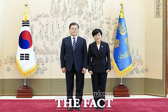 법원이 이상직 전 더불어민주당 의원을 중소벤처기업진흥공단 이사장으로 임명하라고 지시한 혐의를 받는 조현옥 전 청와대 인사수석과 뇌물수수 혐의를 받는 문재인 전 대통령의 재판을 병합하지 않기로 결정했다./더팩트 DB