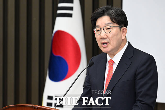 권성동 공동선거대책위원장은 23일 이재명 더불어민주당 대선 후보가 허위 사실을 유포하고 있다며 엄중히 단죄하지 않으면 ’제2, 제3의 이재명‘이 나오고, 대한민국 선거판은 점점 더 혼탁해질 것이라고 경고했다. /박헌우 기자