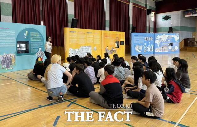 인천 문남초등학교 학생들이 독립기념관 학예사의 ‘독립운동 가치(같이) 찾기’ 전시설명을 듣고 있다./독립기념관