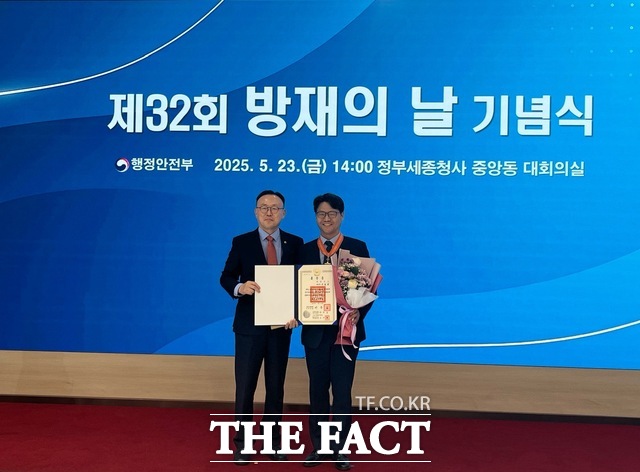 신동헌 충남도 자치안전실장(오른쪽)은 23일 정부세종청사에서 열린 제32주년 방제의 날 행사에서 홍조 근정훈장을 수상하고 기념촬영을 하고 있다. /충남도