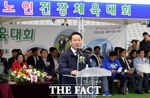 유정복 인천시장이 23일 서구 인천아시아드주경기장에서 열린 2025년 인천시장기 노인건강체육대회에서 인사말을 하고 있다./인천시