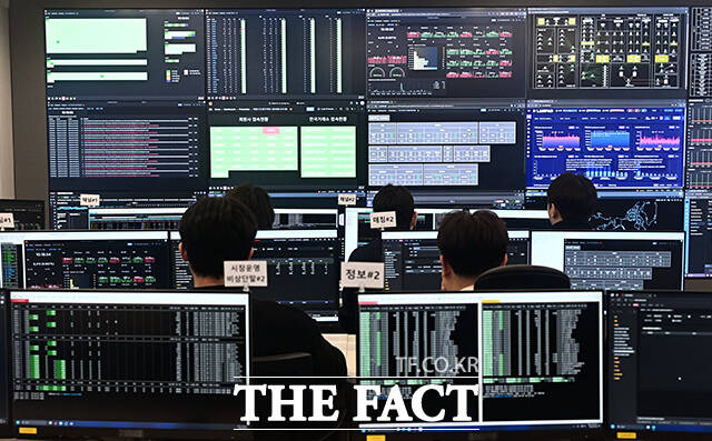 공정거래위원회는 23일부터 국내 주요 데이터 관련 사업자들을 대상으로 데이터 분야 서면실태조사를 벌인다. 사진은 국내 최초 대체거래소 넥스트레이드(NXT) 상황실 모습. /더팩트 DB