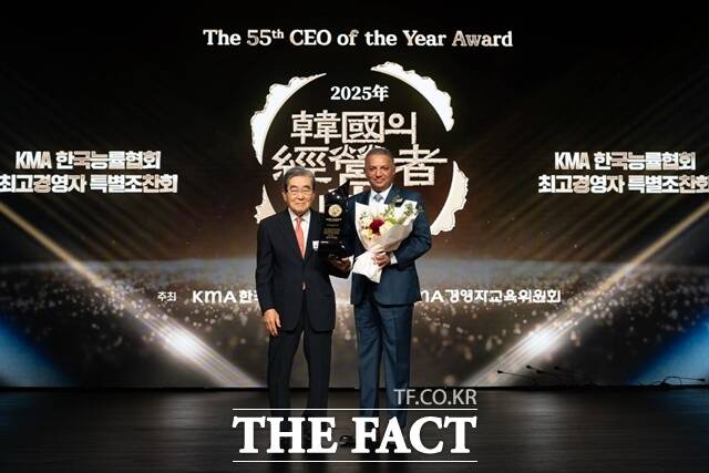 에쓰오일은 23일 안와르 알 히즈아지 CEO가 한국능률협회(KMA)가 주관하는 제55회 한국의 경영자상을 수상했다고 밝혔다. 안와르 알 히즈아지 에쓰오일 CEO(오른쪽)와 이봉서 한국능률협회장이 기념 촬영을 하고 있다. /에쓰오일