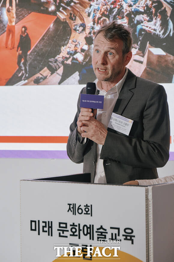 실베스트르 고즐랑 프랑스 라빌레트 문화예술교육 및 접근성 책임자가 23일 오후 서울 용산구 블루스퀘어 복합문화공간 NEMO에서 열린 ‘2025 문화예술교육 정책 행사’ 2일차 ‘제6회 미래 문화예술교육 포럼’에서 사례 발제하고 있다. /사진=한국문화예술교육진흥원