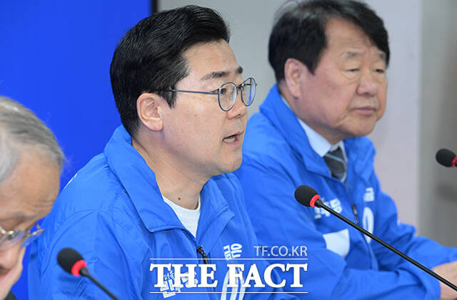 박찬대 더불어민주당 상임총괄선대위원장은 23일 파면당한 내란수괴 윤석열이 극우 인사와 손잡고 또다시 부정선거론을 선동하고 있다며 법원은 윤석열을 당장 재구속해야 한다고 주장했다. /박헌우 기자