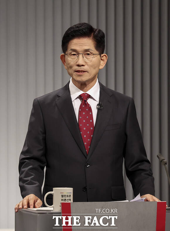 김문수 국민의힘 대선 후보가 윤석열 정부의 의료개혁을 두고 국민, 환자, 의료진 등 모든 분들께 진심으로 죄송스럽다고 사과했다. 김 후보가 23일 서울 영등포구 여의도 KBS 스튜디오에서 열린 중앙선거방송토론위원회 주관 제21대 대통령선거 후보자 토론회에 참석해 준비를 하고 있다. /국회사진기자단