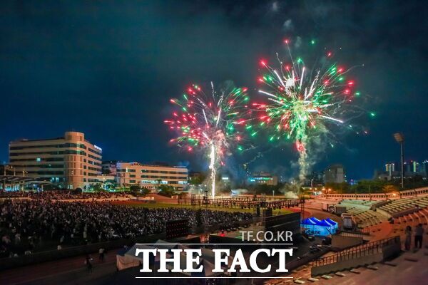 한남대학교가 지난 19일부터 21일까지 3일간 오정동 캠퍼스 일대에서 지역민과 함께한 정림축제를 개최했다. 사진은 마지막날 열린 불꽃쇼 /한남대학교