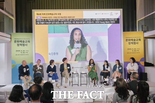 23일 서울 용산구 블루스퀘어 복합문화공간 NEMO에서 열린 ‘2025 문화예술교육 정책 행사’ 2일차 ‘제6회 미래 문화예술교육 포럼’에서 국내외 전문가들이 ‘미래세대 어린이·가족을 위한 예술경험과 새로운 공간’ 관련 대담에 참여하고 있다. /한국문화예술교육진흥원