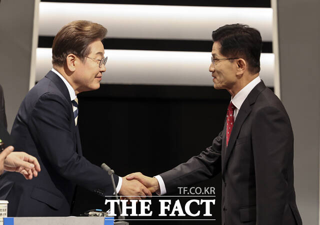 이재명 더불어민주당 대선 후보가 (윤석열 정부가) 재생에너지 산업을 탄압해 (업계가) 매우 위축됐다고 지적하며 재생에너지 확대를 공언했다. 이 후보와 김문수 후보가 23일 서울 영등포구 여의도 KBS 스튜디오에서 열린 중앙선거방송토론위원회 주관 제21대 대통령선거 후보자 토론회에 침삭헤 인사를 나누고 있다. /국회사진기자단