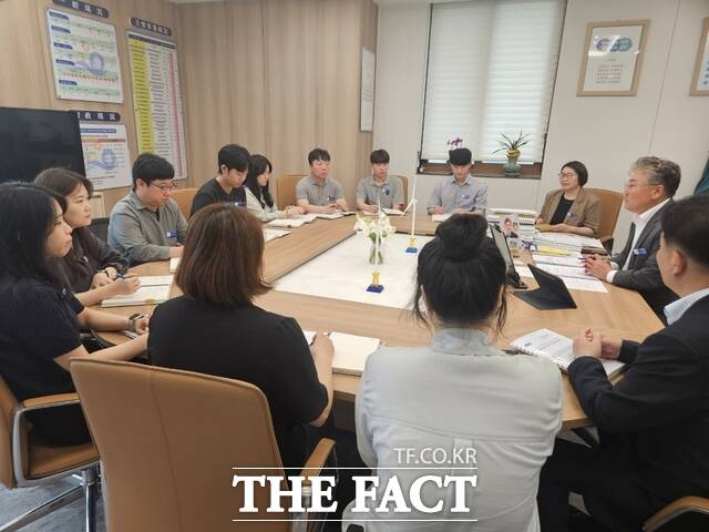 영광군이 민원 담당 공무원 간담회를 개최하고 있다./영광군