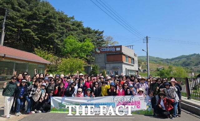 공주시가 농협네트웍스와 함께 추진하고 있는 농촌체험휴양마을 활성화에 참가한 체험자들이 단체 기념촬영을 하고 있다. /공주시