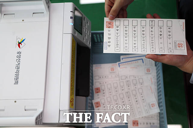 공직선거법 179조 1항 5호는 정해진 卜(점 복)표가 아닌 문자 또는 물형을 기입한 투표를 무효로 명시하고 있다. 이름이 적힌 도장이나 캐릭터가 그려진 문구용 도장이 찍힌 경우 무효 처리되는 것이다. /박헌우 기자