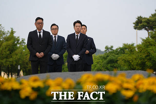 고 노무현 대통령을 추억하며 생각에 잠긴 이준석 후보. /개혁신당