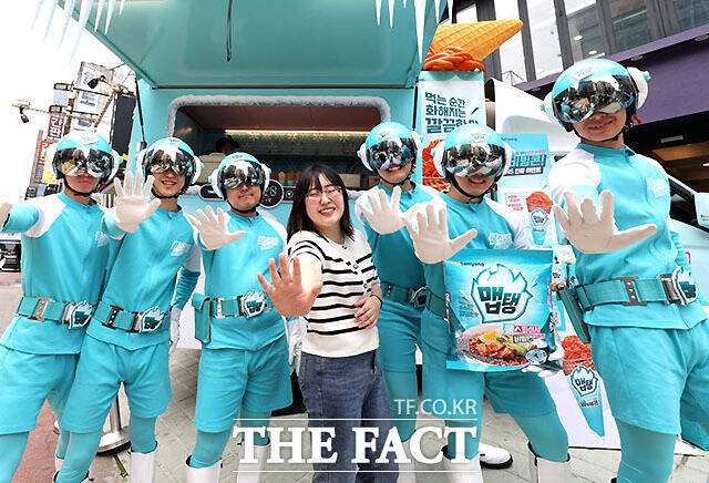 삼양식품이 23일 서울 강남구 일대에서 진행한 출동! 후레시맵 캠페인 현장에서 수트를 입은 요원들이 참가자와 함께 포즈를 취하고 있다. /삼양식품