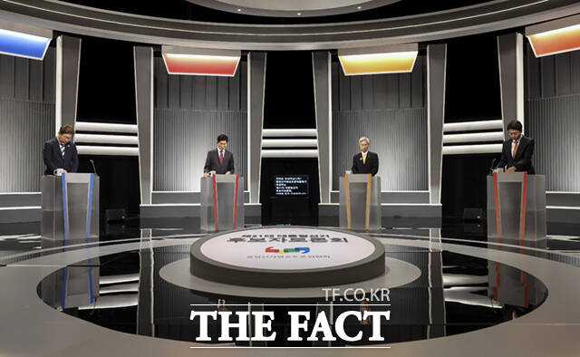 이재명 더불어민주당, 김문수 국민의힘, 권영구 민주노동당, 이준석 개혁신당 대선후보(왼쪽부터)가 23일 서울 영등포구 여의도 KBS 스튜디오에서 열린 중앙선거방송토론위원회 주관 제21대 대통령선거 후보자 토론회에 참석해 토론 준비를 하고 있다. /국회사진기자단