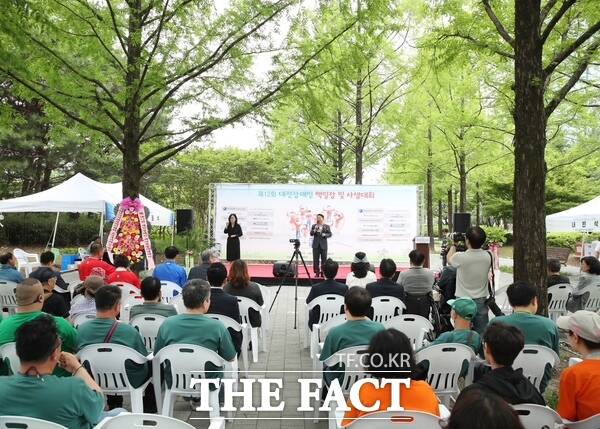 대전 서구 한밭장애인자립생활센터가 22일 장애인 인식 개선을 위한 ‘제12회 대전장애인 백일장 및 사생대회’를 둔산 샘머리공원에서 개최했다. 서철모 청장이 인사말을 하고 있다./대전 서구