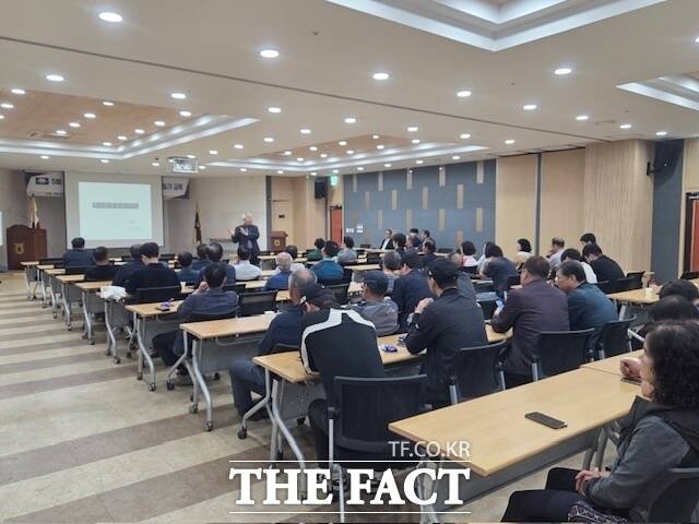 당진시는 22일 대한한돈협회 당진시지부와 공동으로 당진축협 회의실에서 양돈농가를 대상으로 축산환경 개선 교육을 실시했다. /당진시