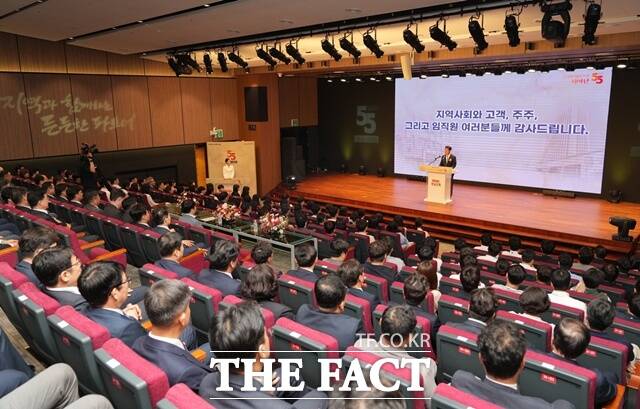 22일 BNK경남은행 본점 대강당에서 창립 55주년 기념식이 열리고 있다. /BNK경남은행