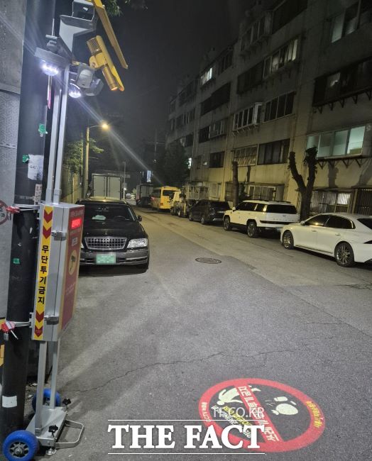 쓰레기 무단투기 근절을 위해 설치된 이동식 감시카메라와 로고라이트 /시흥시