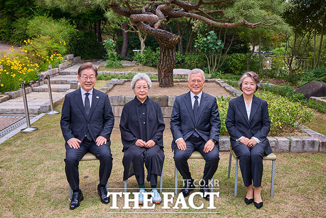 이재명 더불어민주당 대선 후보(왼쪽)가 고 노무현 전 대통령 서거 16주기인 23일 경남 김해시 진영읍 봉하마을을 방문해 권양숙 여사(왼쪽 두번째), 문재인 전 대통령(왼쪽 세번째), 김정숙 여사와 기념 촬영을 하고 있다. /더불어민주당