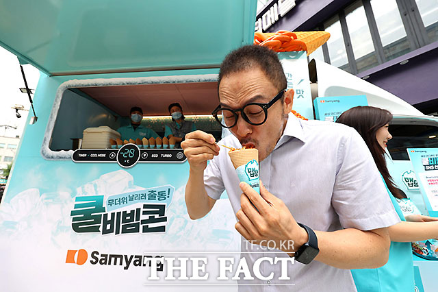 삼양식품의 출동! 후레시맵 캠페인에 참여한 참가자가 경품으로 획득한 쿨비빔콘을 먹고 있다. /삼양식품