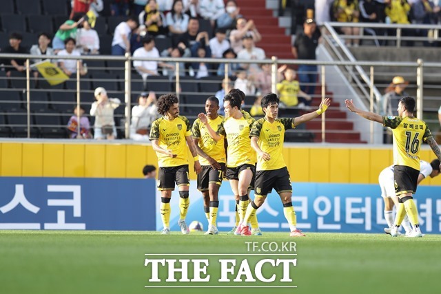 김현석 감독이 지휘봉을 잡은 뒤 12경기에서 7승 4무 1패를 기록하고 있는 전남 선수들./K리그