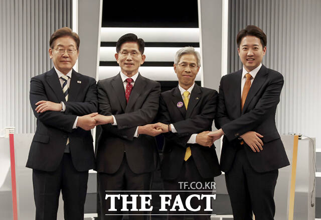 재생에너지 토론에서도 네거티브성 공방은 계속됐다. 이준석 후보는 이재명 후보의 양수발전소를 활용한 에너지 수요 대비에 대해 설득력이 떨어진다며 쌍방울을 언급했다. (왼쪽부터) 이재명 후보, 김 후보, 권 후보, 이준석 후보. /국회사진기자단