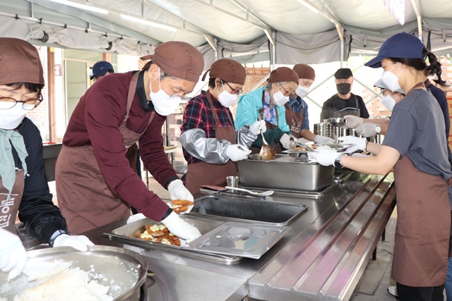 직영중고차 플랫폼 기업 K Car(케이카)가 서울 도심 무료급식소인 명동밥집을 찾아 취약계층을 위한 식사 나눔 봉사활동을 진행했다고 23일 밝혔다. /케이카