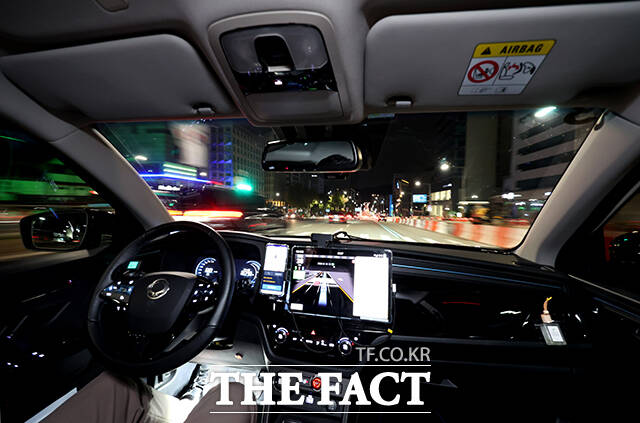 산업통상자원부 국가기술표준원은 23일 서울 엘타워 오르체홀에서 2025년 제1회 신기술(NET) 및 신제품(NEP) 인증서 수여식을 열고 혁신적인 17개 신기술과 7개 신제품에 대해 인증서를 수여했다. 사진은 자율주행 택시 시범운행 모습. /더팩트 DB