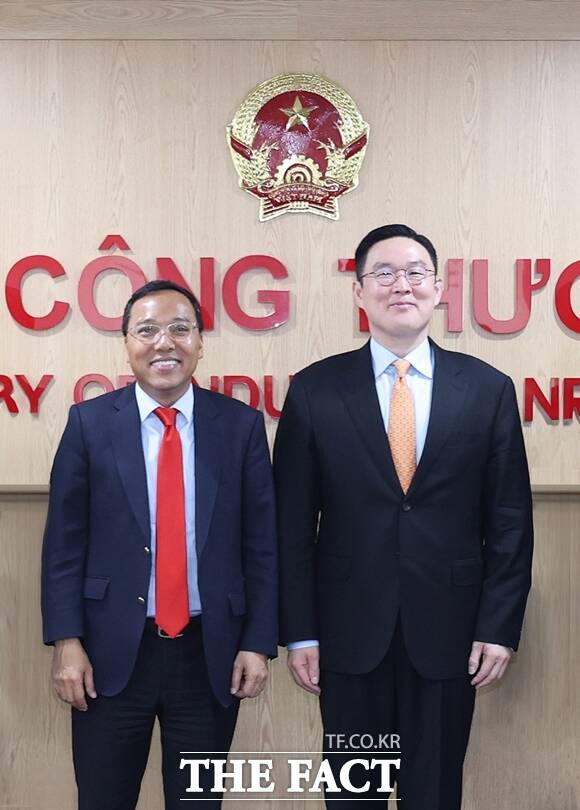 구본규 LS전선 대표(오른쪽)와 응우옌 호앙 롱 산업자원통상부 차관이 22일 베트남 하노이 산업통상부에서 열린 간담회에서 기념 촬영을 하고 있다. /LS에코에너지