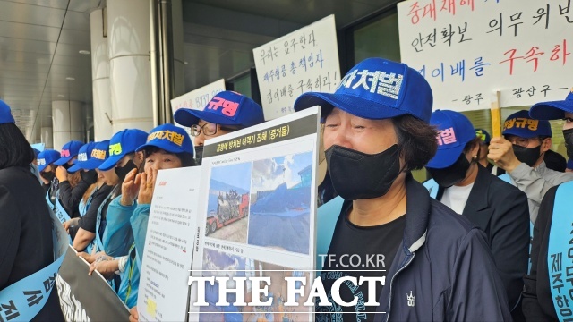 12·29 제주항공 여객기 참사 유가족 일동은 23일 서울 강서구 김포공항 국내선 청사에서 기자회견을 열고 제주항공은 최근 유족들에게 공문을 보내 최종 합의를 보자고 했다며 김이배 제주항공 사장은 철저한 조사를 통한 참사 진상 규명과 사고 재발 방지 대책을 공개하라고 촉구했다. /강주영 기자