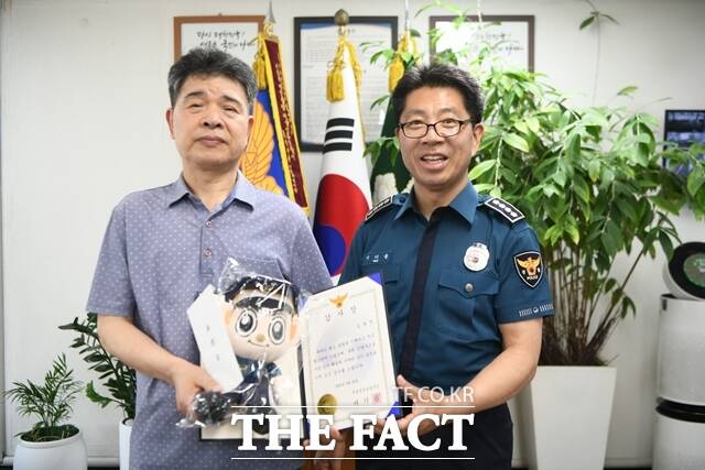 23일 서울 성동경찰서에 따르면 60대 A 씨는 지난 18일 새벽 3시께 자전거를 타고 성수대교를 건너다 난간에 걸터앉아있는 20대 여성을 발견했다. /성동경찰서