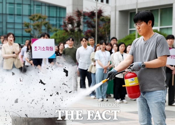 대전 서구는 22일 서구청 광장에서 샘머리 119안전센터와 함께 전 직원 대상 합동 소방 훈련을 진행했다./대전 서구