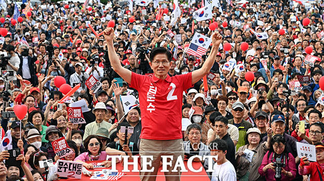 이준석 개혁신당 대선 후보의 완고한 완주 의지에도 국민의힘은 희망의 끈을 놓지 못하고 있다. 지지율을 조금만 더 끌어올리면 단일화 협상은 물론 대선 판세를 뒤바꿀 수 있다는 기대감도 엿보인다. /남윤호 기자