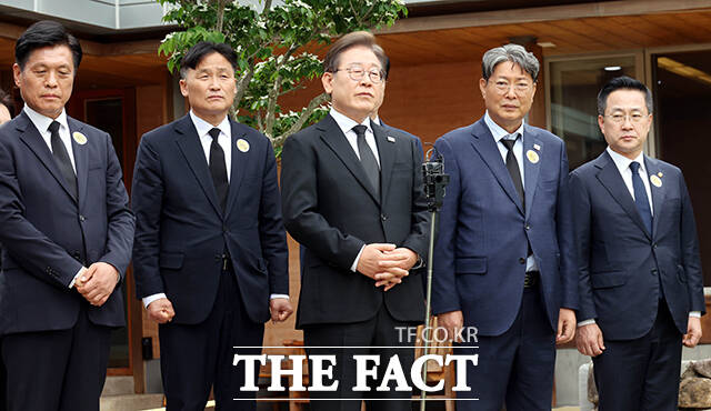 이재명 더불어민주당 대선 후보가 노무현 전 대통령 서거 16주기인 23일 오전 경남 김해시 봉하마을 노 전대통령 관저에서 권양숙 여사와 문재인 전 대통령 부부를 만난 뒤 기자들의 질문에 답하고 있다. /김해=배정한 기자